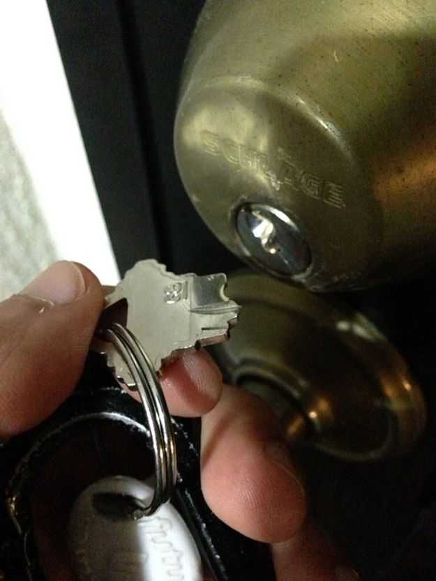 Застрял или сломался ключ в замке – причины и что делать