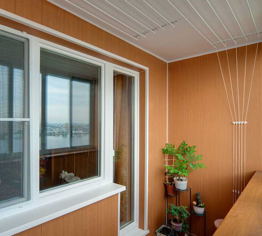 Отделка необходима любому балкону, будь то закрытое или открытое помещение. Как утеплить балкон Какие материалы используются для внутренней и внешней отделки Что использовать для холодного и теплого балкона Какие деи дизайна эффектно смотрятся на балконе