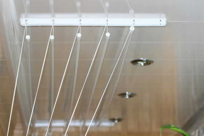 Бельевые веревки и сушилки для белья на балкон: как выбрать и установить