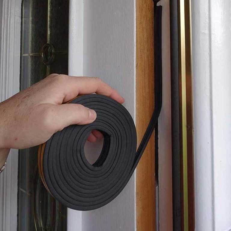 Самоклеющийся уплотнитель для дверей: уплотнительная самоклеющаяся лента, резиновые модели для уплотнения дверей