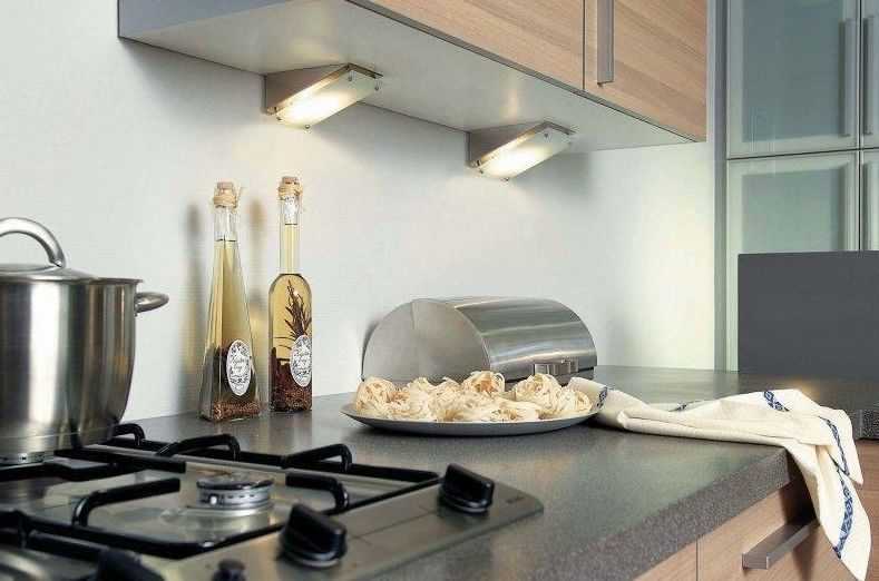 Подсветка рабочей зоны на кухне является важной частью освещения всего помещения. Какие требования предъявляются к освещению кухонной рабочей поверхности в больших и маленьких помещениях