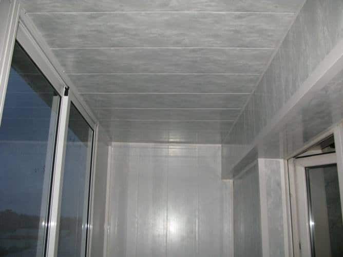 Отделка балкона пластиковыми панелями
