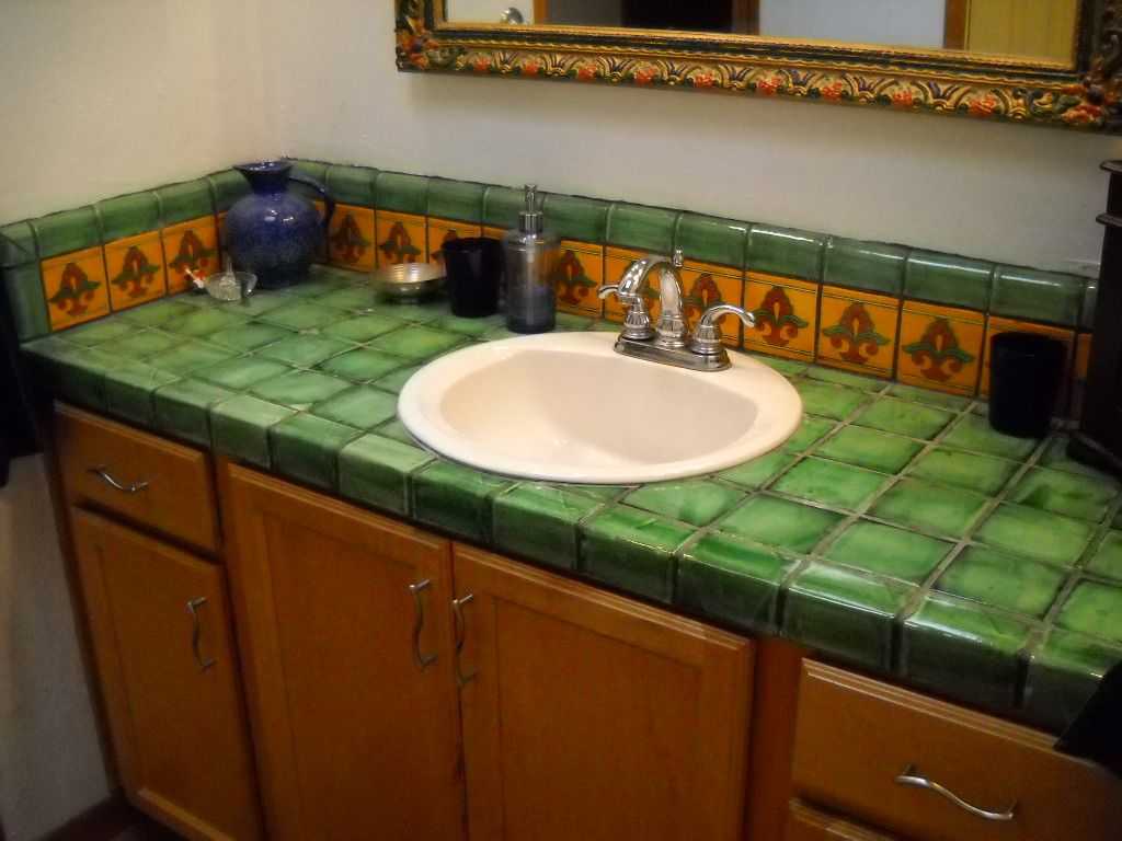Столешница из плитки на кухню (37 фото): особенности керамических кухонных столешниц. столешница из мозаики в интерьере кухни