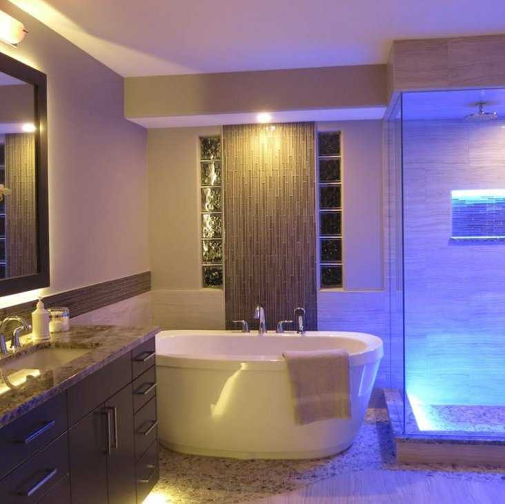 Освещение в туалете – обязательный атрибут комфортного пребывания в этой комнате. Какой выбрать  потолочный осветительный прибор небольшого размера для санузла Какие лампы и люстры будут уместны в туалете
