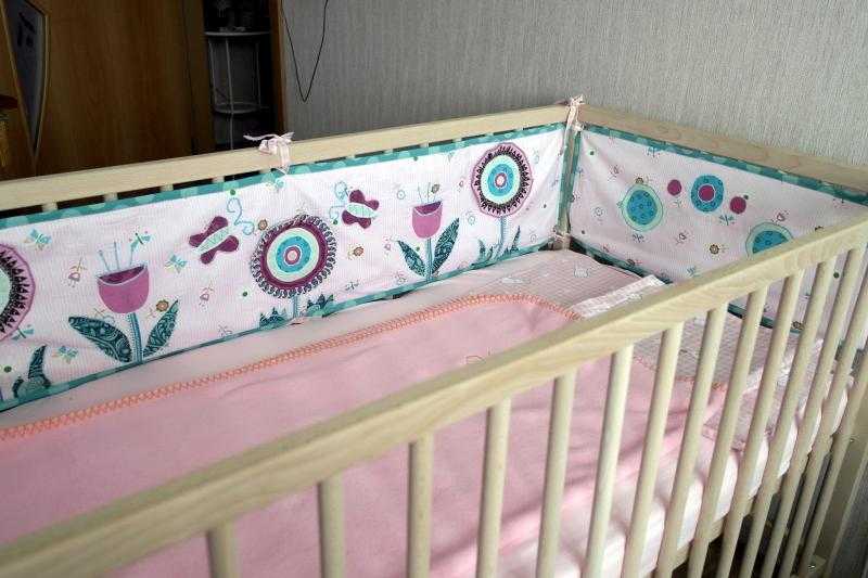 Бортики в кроватку для новорожденных (91 фото): нужны ли они, как выбрать в круглую кровать, какие есть размеры бортов