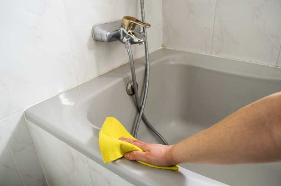 Не все знают, как правильно отмыть шторку в ванной. Как отстирать занавеску от желтого налета Какие средства лучше использовать для удаления плесени Какая температура воды считается допустимой