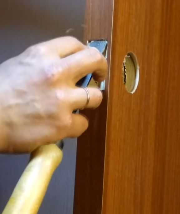 Профессиональная врезка замка во входную металлическую дверь: полезные советы
