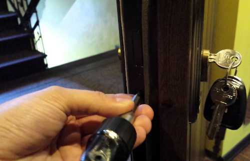 Как заменить личинку в замке входной двери? советы мастеров.