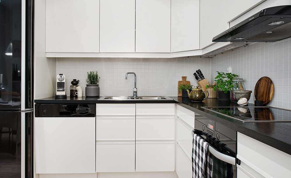 Черно-белая кухня: дизайн, стили, третий цвет, выбор фартука, штор