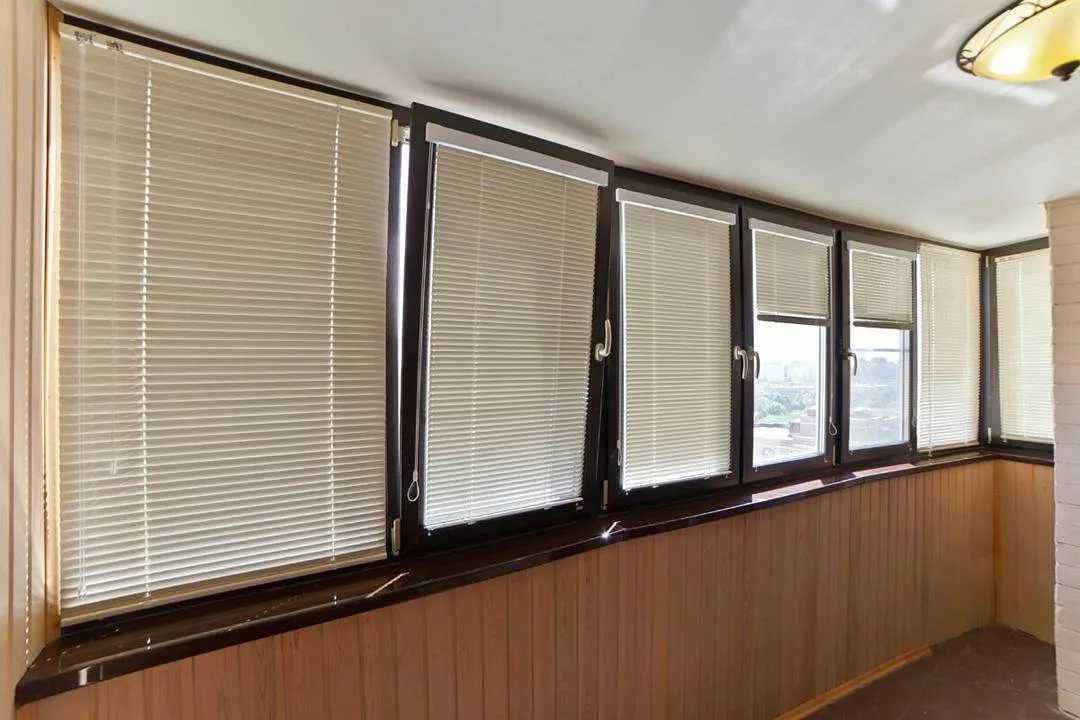 Раздвижные окна на балкон (27 фото): алюминиевые и пластиковые балконные разновидности, как выбрать жалюзи