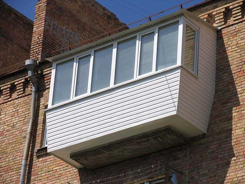 Остекление балкона с выносом (45 фото): выносной подоконник