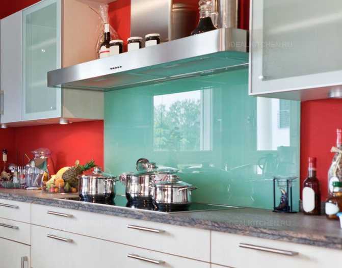 Прозрачный стеклянный фартук – хорошее решение для оформления кухни. Какие идеи оформления фартука стеклом можно использовать Какие существуют красивые примеры в интерьере