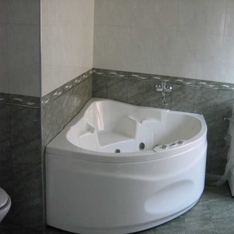 Угловая ванна (112 фото): модели размером 100х100, 120х120 и 150х150, стальная ванна со стеклянными шторками, как выбрать для небольшой комнаты