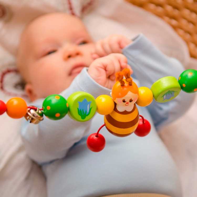 Игрушки на кроватку для новорожденных (29 фото): музыкальные детские погремушки на кровать, когда можно вешать мягкие подвесные изделия