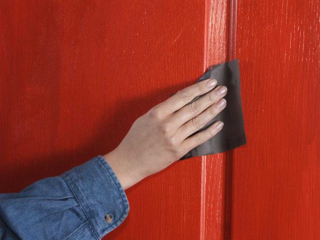 Чем и как производится покраска металлических дверей?