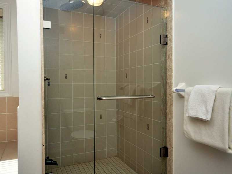 Двери для душевой кабины (46 фото): открывающиеся двери для душевых кабин в нише с поддоном, распашные дверцы в ванной