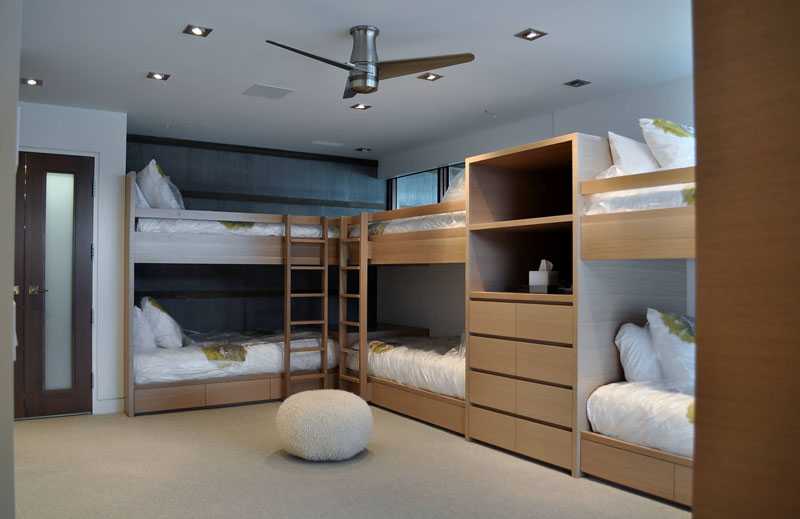 Двухъярусная кровать-домик: как сделать кроватку в виде дома с крышей вверху, модель «скворушка»