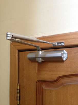 Как установить и отрегулировать доводчик двери для автоматического её закрывания