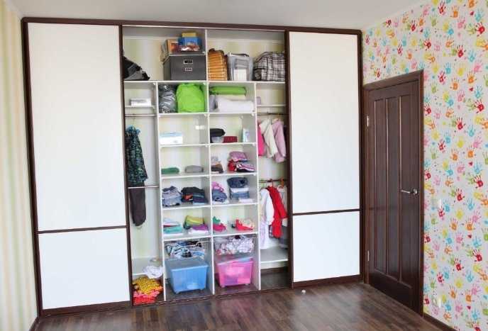 Шкаф-купе в детской комнате: разновидности, преимущества, основные требования к  мебели для детской комнаты