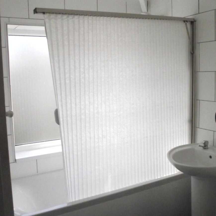 Раздвижные шторки для ванной комнаты станут не только красивым, но и функциональным предметом интерьера вашей ванной. Какими могут быть ширмы и шторы для душевой Как самостоятельно выбрать раздвижные шторы для ванной комнаты