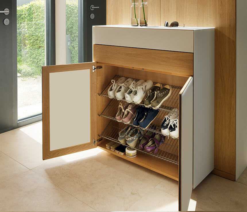 Обувница в прихожую (103 фото): обзор открытых галошниц для обуви, кованых моделей и обувниц с вешалкой, размеры, высокие модели для сапог и угловые классические обувницы в интерьере