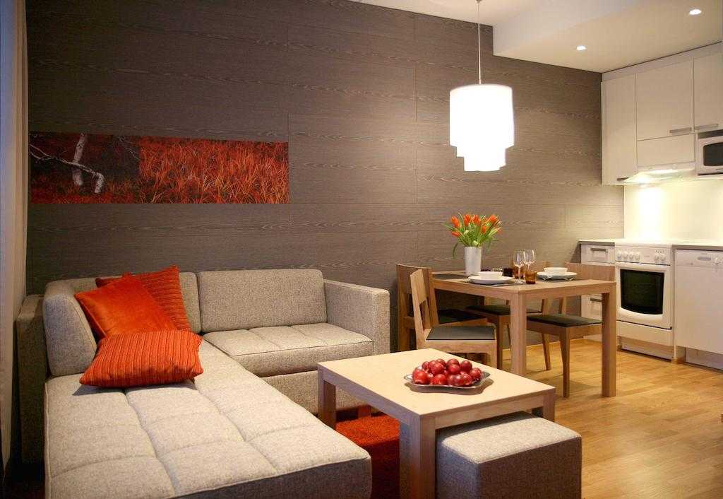 Привлекательный и комфортный дизайн кухни размером 12 кв. м с диваном. Как составить проект интерьера с зонированием и оптимальной планировкой В каких стилях можно оформить такую кухню