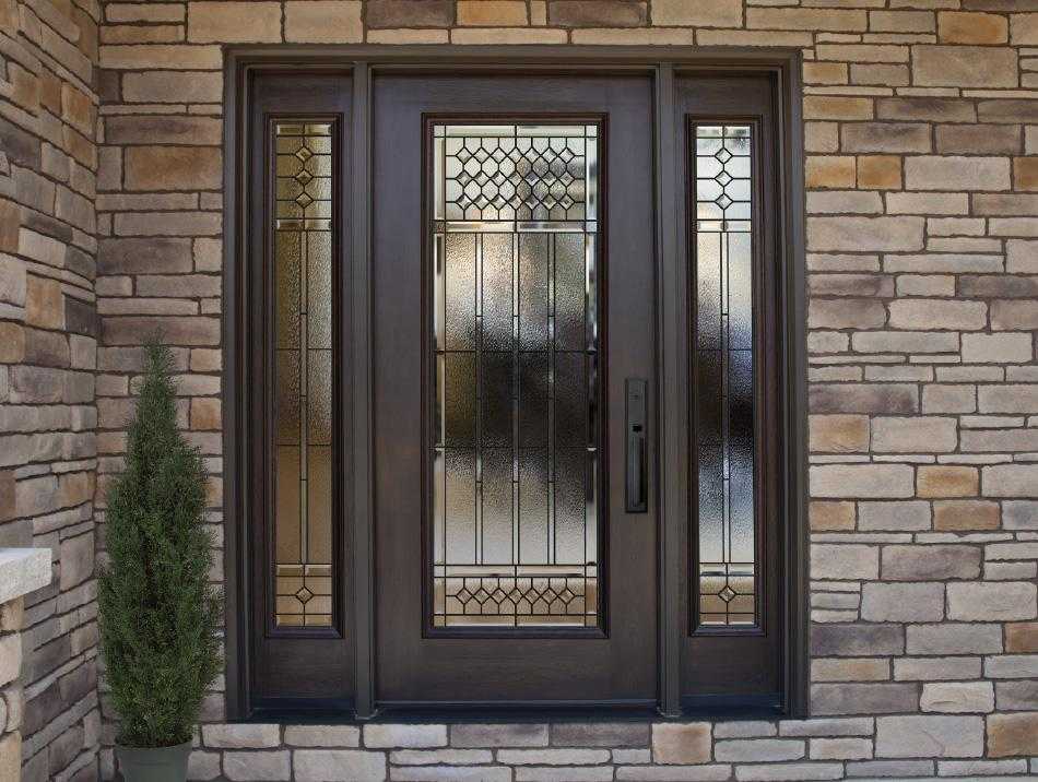 Входные двери со стеклом или стеклопакетом для загородного дома и квартиры
