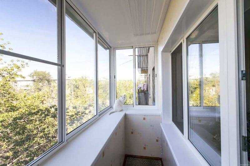 Панорамное остекление лоджии (58 фото): плюсы и минусы теплого и холодного остекления, дизайн интерьера балкона с окнами в пол