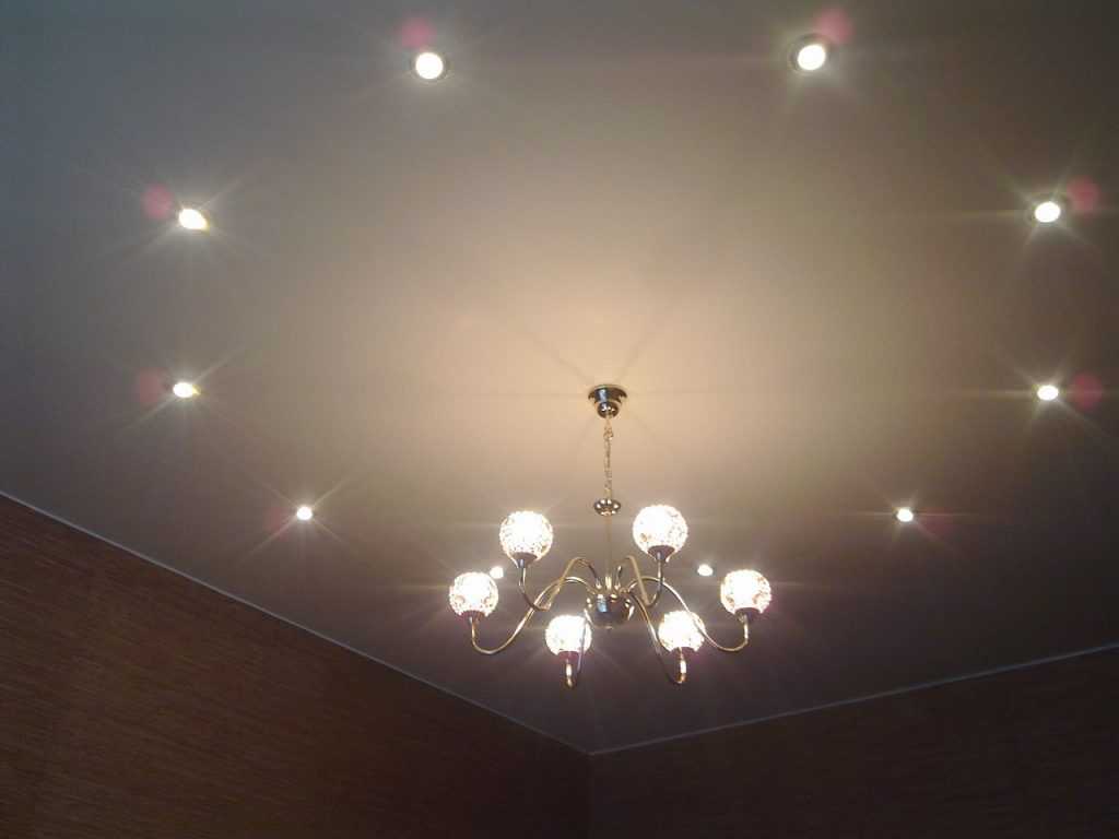 Люстры в гостиную под натяжной потолок — освещаем по полочкам