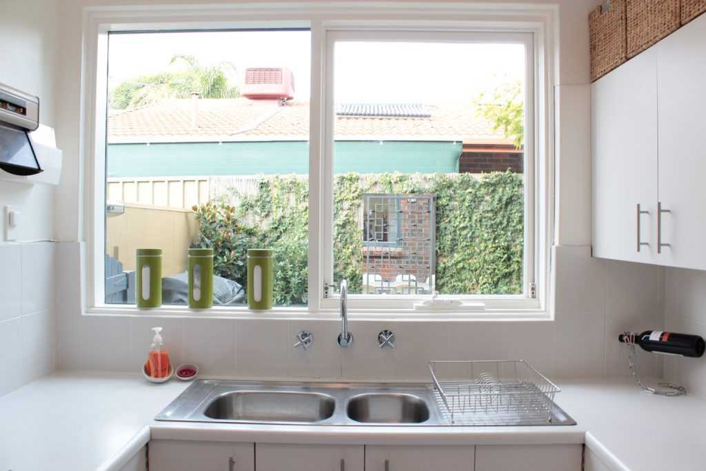 Дизайн кухни с окном: реальные фото примеры