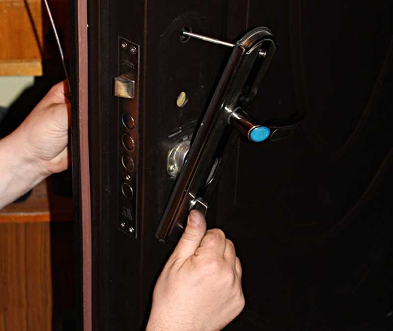 Процесс замены ручек для входной дверей