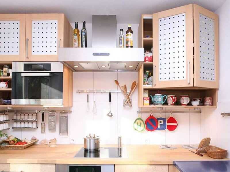 Как повесить кухонные шкафы на стену: на петли, планку, уголок, выбор дюбелей