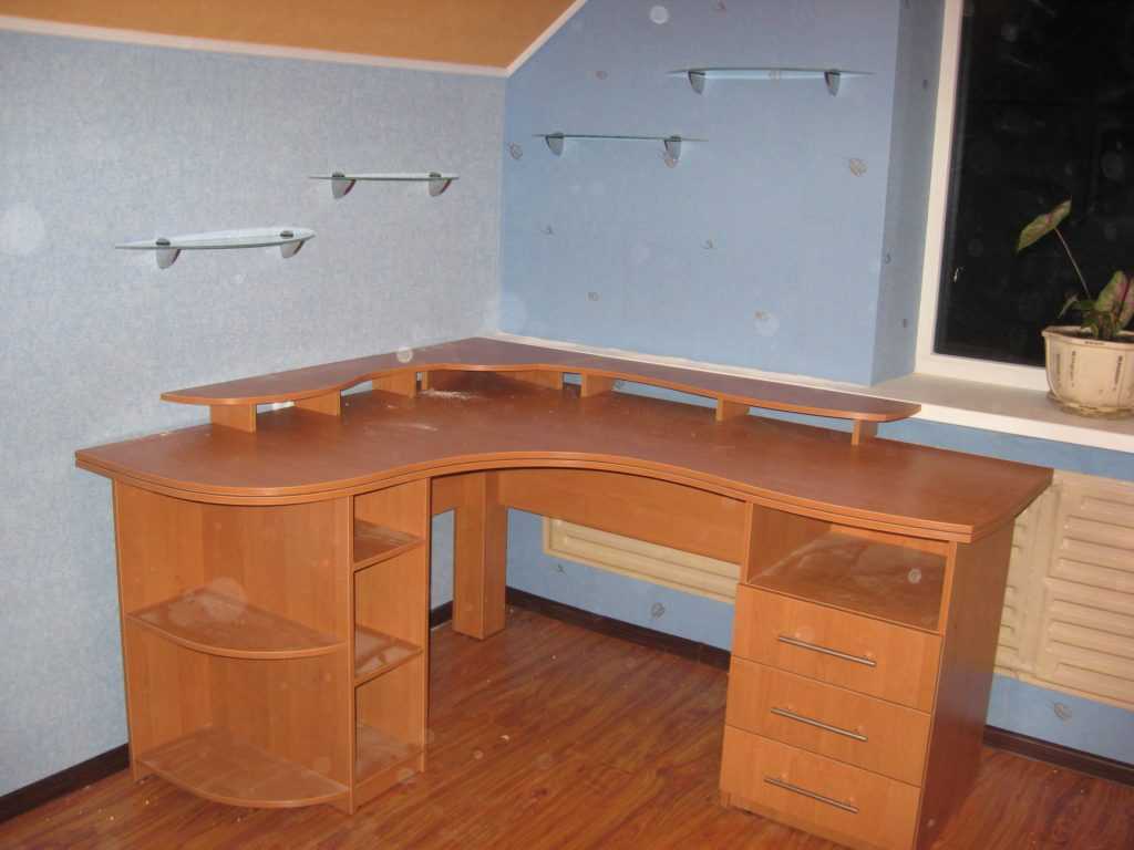 Письменный стол для школьника в детскую: 50 фото в интерьере + советы по выбору