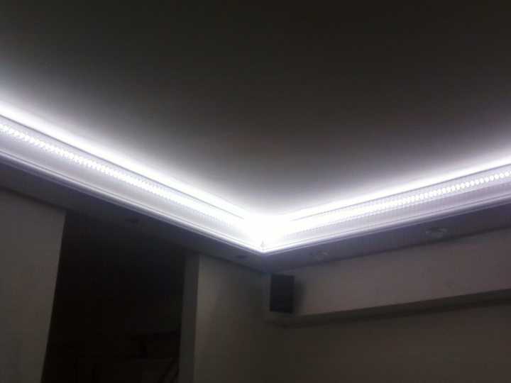 Подсветка потолка светодиодной лентой под плинтусом фото: между потолком и плинтусом расстояние, расчет материала