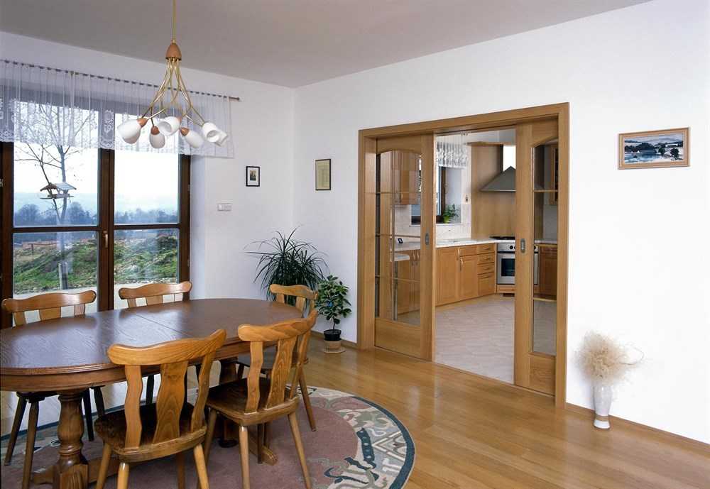Раздвижные двери между кухней и гостиной для разделения и красоты, 26 фото