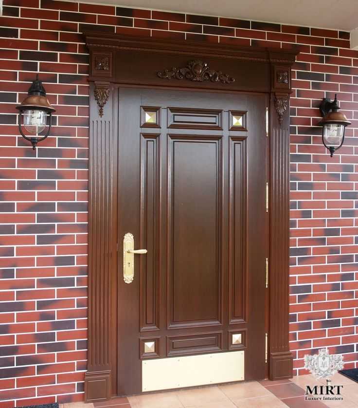 Выбираем входную деревянную дверь: установка, ремонт и реставрация