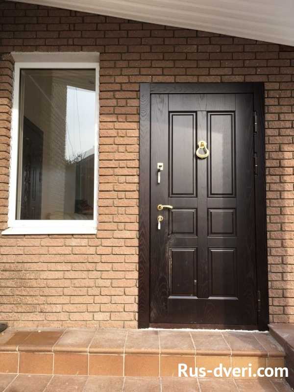 Металлические двухстворчатые входные уличные двери в частный дом