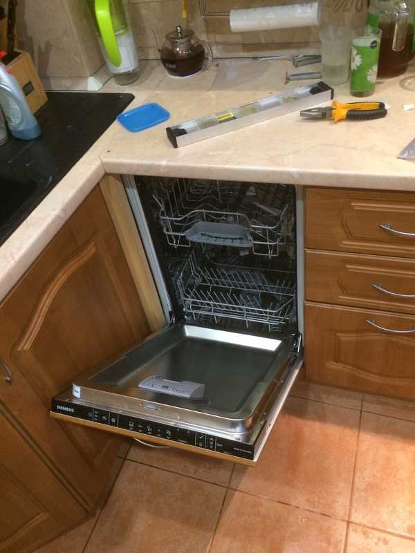 Стиральная машина на кухне (38 фото): плюсы и минусы установки машинки. как спрятать в интерьере кухни и разместить под раковиной? примеры дизайна