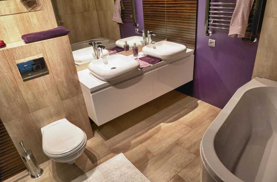 Душевая кабина в маленькой ванной комнате может вполне удачно разместиться и не только стать функциональной вещью, но и украшением  интерьера. Как выбрать для малогабаритных помещений стильную и красивую душевую кабинку