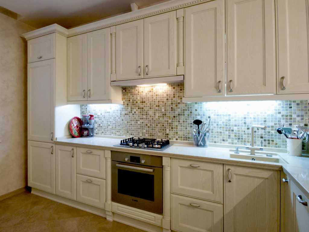 Фартук для белой кухни (55 фото): особенности дизайна светлой глянцевой кухни с черным фартуком и темной столешницей. белая кухня с ярким фартуком в интерьере