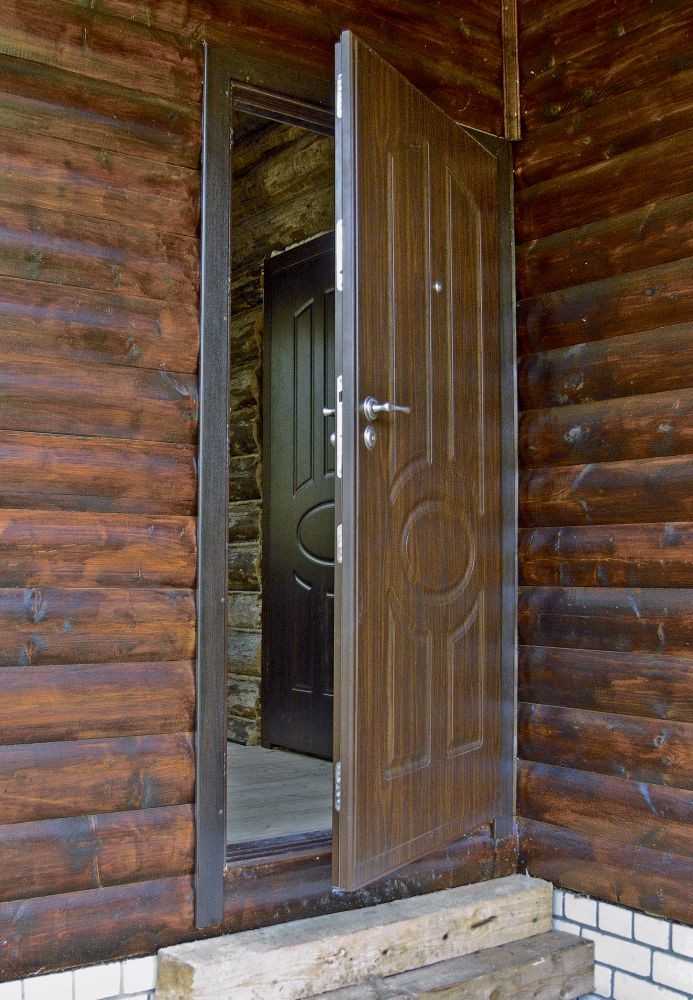 Установка дверей в деревянном доме