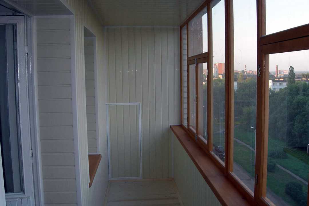 Остекление балкона деревом: деревянные рамы в доме