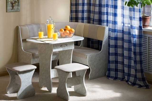 Столы и стулья для кухни (92 фото): кухонные уголки и комплекты мебели для маленького помещения