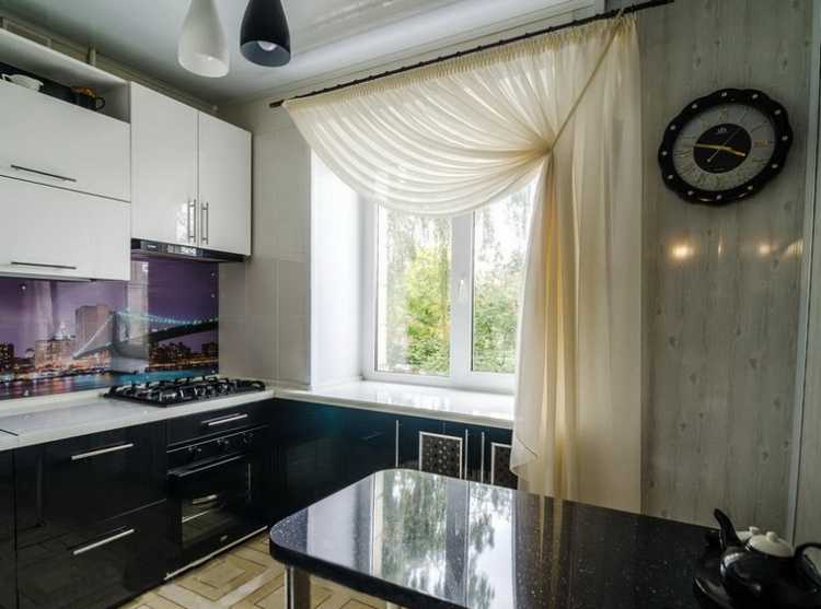 Дизайн и планировка кухни размером 9 кв. м с диваном