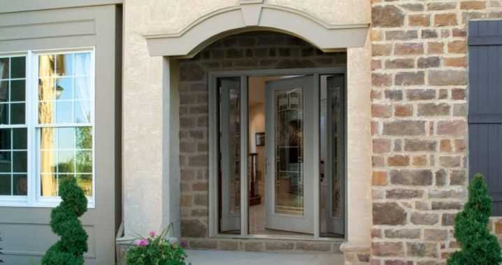 Входные двери со стеклом: металлические дверные блоки, фото вариантов