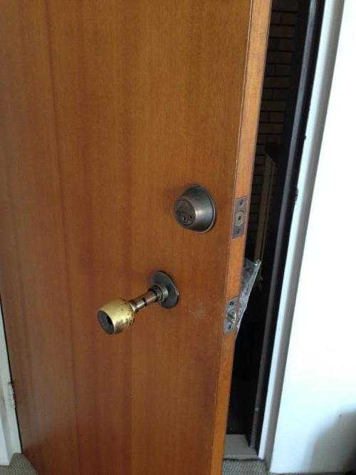 Как открыть дверь если ключ не поворачивается. замок не выпускает из дома, что делать? иные способы устранения проблемы
