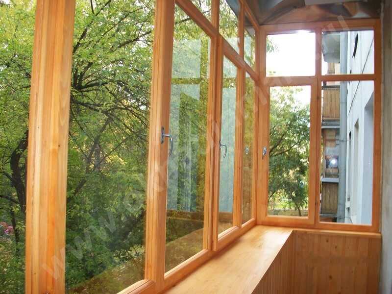 Деревянное остекление балкона: традиционное и современное