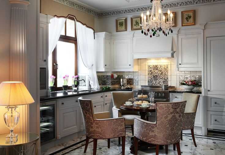 Американская классика в интерьере (49 фото): стиль классического дома, светильники и мебель, дизайн кухни и гостиной с витражом