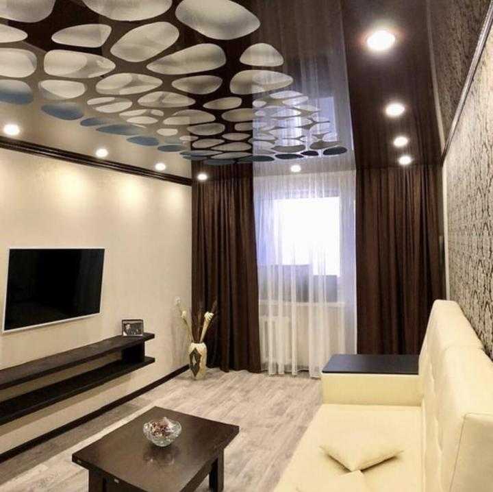 Натяжные потолки для зала в квартире (85 фото): виды современных покрытий, красивый дизайн гостиной 18 кв. м, идеи - 2020