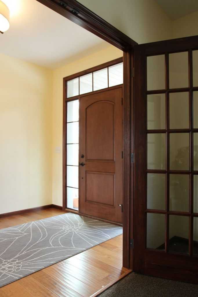 Двери в зал – первое, что видят гости, заходя в ваше жилище Как подобрать нужную дверь в сложных случаях, например, когда требуются межкомнатные двойные и двустворчатые конструкции для проходной комнаты с тремя дверями Какой дизайн наиболее актуален